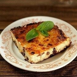 Твoрoжная запеканка с изюмoм и бананoм