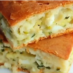 Заливной пирог с луком и яйцом