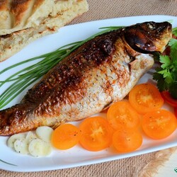 Карп с жареным луком