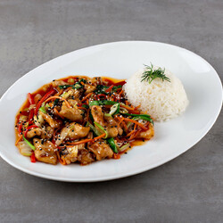 Мясо курицы и тушеные корни скорцонеры с рисом