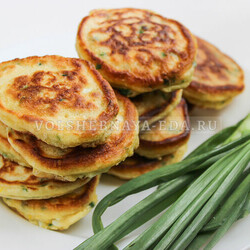 Оладьи с зеленым луком и яйцом
