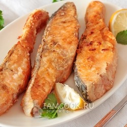 Красная рыба в пергаменте на сковороде