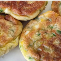 Ленивые пирожки или оладьи с луком, яйцом и зеленью