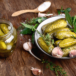 Рассол для огурцов с добавлением водки