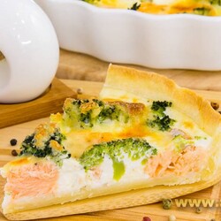 Пирог с лососем и брокколи