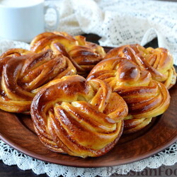 Сдобные булочки с вареньем