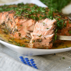 Somon la Cuptor in Folie cu Sos de Unt, Usturoi si Ierburi Aromatice - Reteta Video