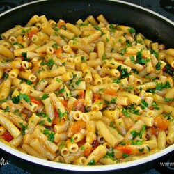 Макароны тушеные с овощами на сковороде