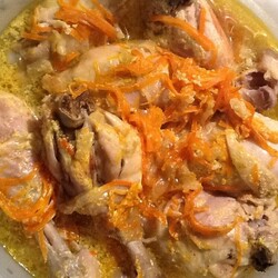 Курочка тушеная в сметане с овощами