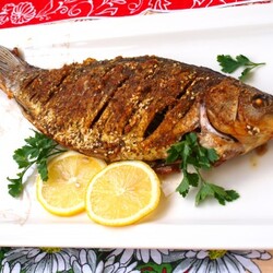 Ароматні карасі запечені в духовці