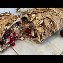 ШОКОЛАДНЫЙ меренговый рулет, с шоколадом и вишней . находка для любителей шоколада