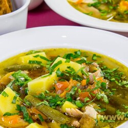 Суп с курицей, стручковой фасолью и грибами
