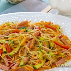 Салат с фунчозой, морковью по-корейски и мясом