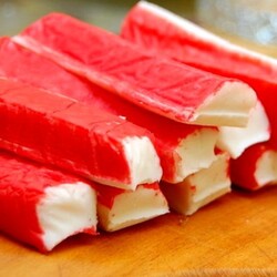 Рецепт взяла дорогом ресторане. Вкусный салат из крабовых палочек: подойдёт на любой праздник