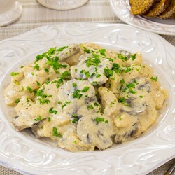 Фрикасе из куриного филе с грибами