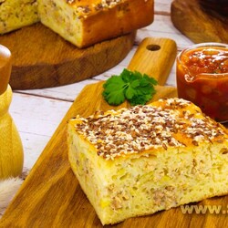 Заливной пирог с горбушей и луком пореем