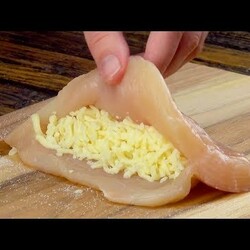 Наполняем куриные грудки сыром и закрываем. Так просто и вкусно!