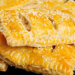 Слойки с минтаем и рисм