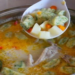 Суп с чесночными галушками и сметанной заправкой на курином бульоне