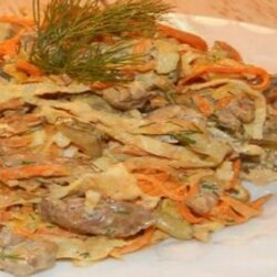 Простой салат с КУРИНОЙ ПЕЧЕНЬЮ и яичными блинчиками! — Смотреть в Эфире