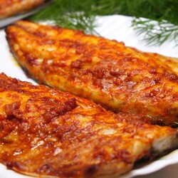 Скумбрия, запеченная с чесноком и паприкой