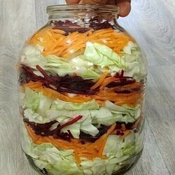 Вечером делаю, к обеду готова, к следующему вечеру её уже нет.Закуска из капусты