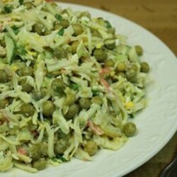 Крабовый салат с зеленым горошком и маринованным огурцом — Смотреть в Эфире