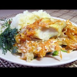 Тушеный минтай с луком и морковью 