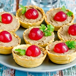 Тарталетки с печёночным паштетом и гранатовым желе