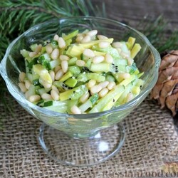 Салат "Кедровая ветка" из огурцов, авокадо и киви