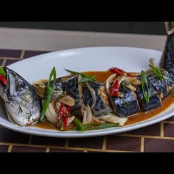 Маринованная скумбрия с овощами.