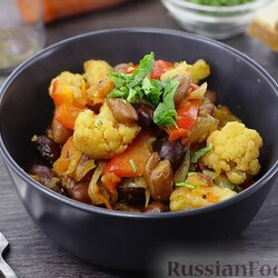 Цветная капуста, тушенная с консервированной фасолью