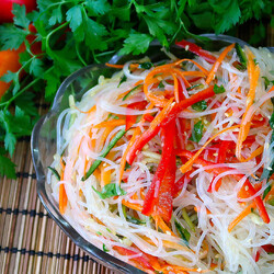 салат с фунчозой и овощами