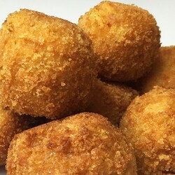 Картофельные шарики с ветчиной и сыром