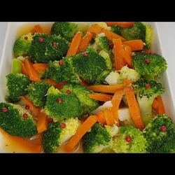 Салат с брокколи и морoвью.