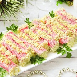 Закуски.Новогодние рулетики из крабовых палочек