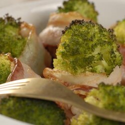 Брокколи в беконе