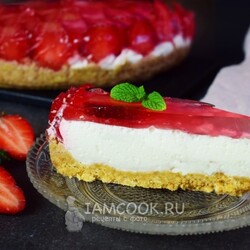 Клубничный торт без выпечки