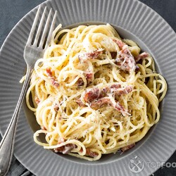 Паста карбонара с беконом и сливками