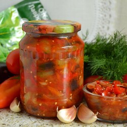 Баклажаны в томатном соусе из томатов и перца с петрушкой и хмели-сунели на зиму. Приготовить на пробу в холодильник, чтобы проверить на соль