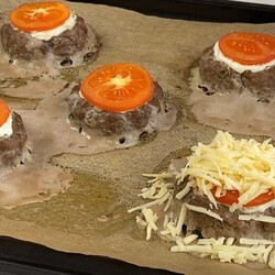 Стожки из фарша с начинкой в духовке