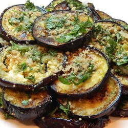 Закуска из маринованных баклажанов с чесноком и зеленью в холодильник