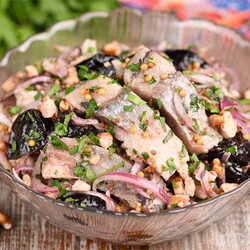 Селедка с черносливом и грецкими орехами