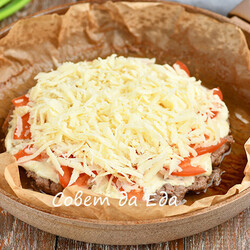 Лепешка из фарша с овощами и сметаной и сыром в духовке