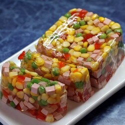 Закуска колбаса из ветчины с желатином в бутылке