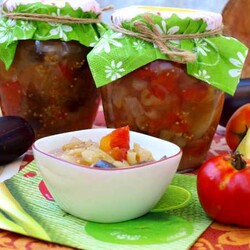 Салат из баклажанов с томатами, болгарским и горьким перцем на зиму