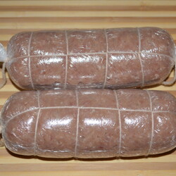 Колбаса домашняя из мясного фарша в пищевой пленке вареная