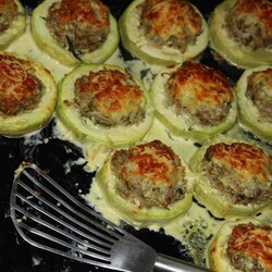 Кабачок кольца с начинкой из фарша с болгарский перцем и луком со сметаной и сыром в духовке