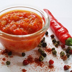 Соус из томатов с чесноком, жгучим перцем и специями на зиму