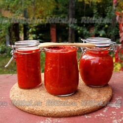 Аджика из болгарского перца с зеленью на зиму